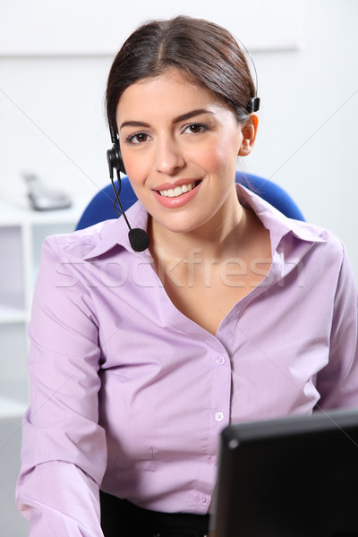 Stockfoto: Glimlachend · jonge · vrouw · receptionist · telefoon · ondersteuning · mooie