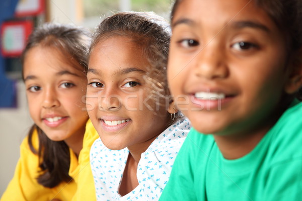 Trei zâmbitor tineri şcoală fete Imagine de stoc © darrinhenry