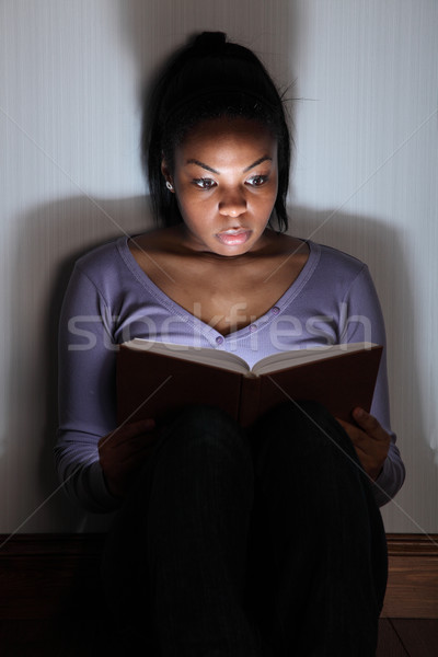 Fiatal afroamerikai nő olvas ijesztő könyv gyönyörű Stock fotó © darrinhenry