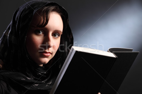 Biblia tanulás vallásos fiatal nő fejkendő békés Stock fotó © darrinhenry