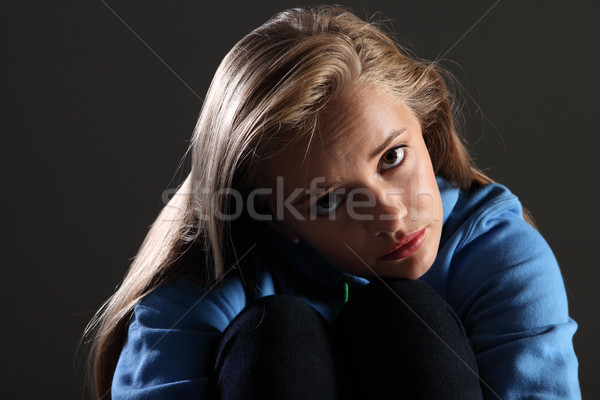 Foto stock: Assustado · adolescente · menina · triste · solitário · escuro