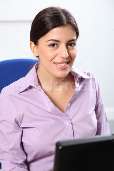 Portré gyönyörű mosolygó nő iroda fiatal nő dolgozik Stock fotó © darrinhenry