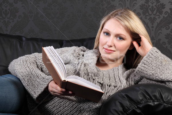 Gülen sarışın kadın rahatlatıcı okuma kitap ev Stok fotoğraf © darrinhenry