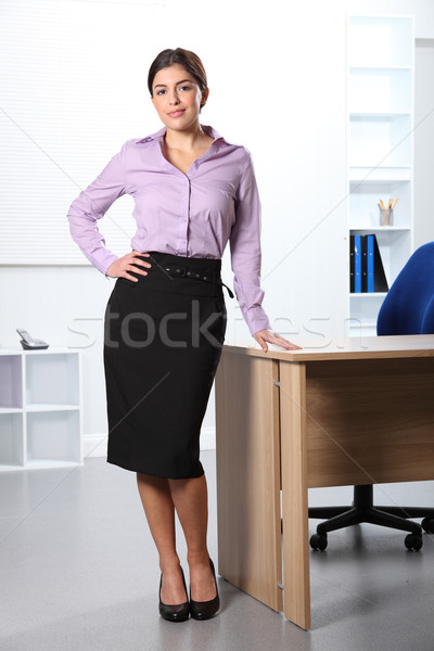 Schönen ernst Geschäftsfrau stehen Büro jungen Stock foto © darrinhenry