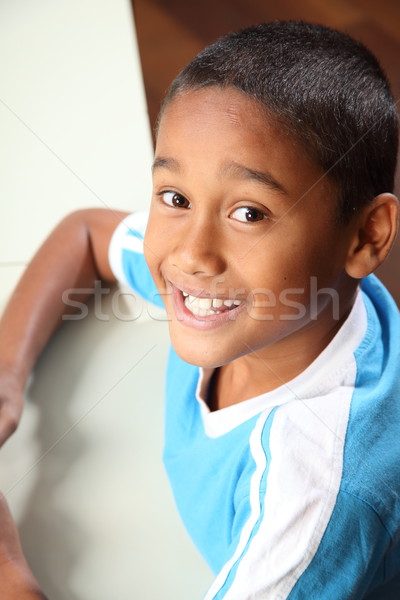Portré fiatal kisebbségi iskolás fiú ül osztályterem Stock fotó © darrinhenry