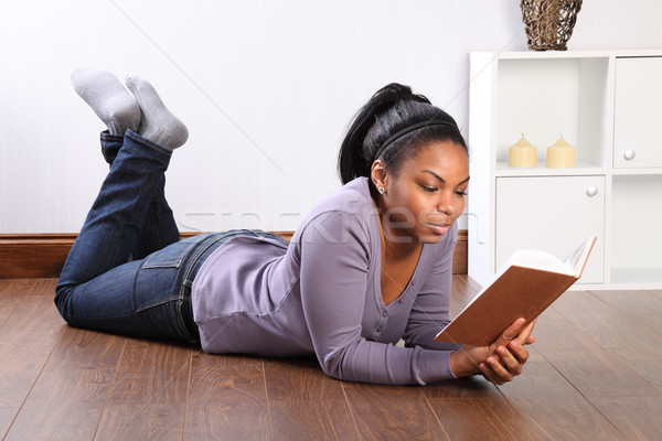 красивая девушка домой полу чтение книга красивой Сток-фото © darrinhenry