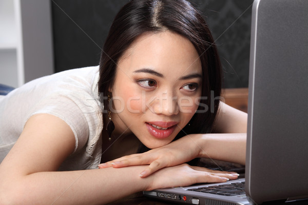 Mooie chinese meisje home surfen internet Stockfoto © darrinhenry