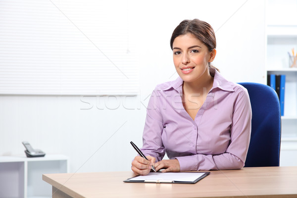 Schönen Büroangestellte Frau Sitzung Schreibtisch jungen Stock foto © darrinhenry