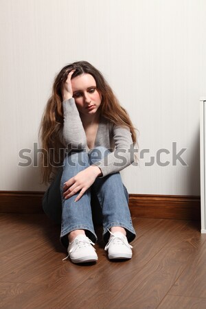 十幾歲的女孩 鬱悶 坐在 丸 地板 家 商業照片 © darrinhenry