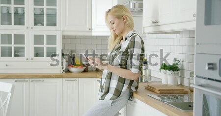 Inhalt Frau Kochen ad Tanz wunderbar Stock foto © dash