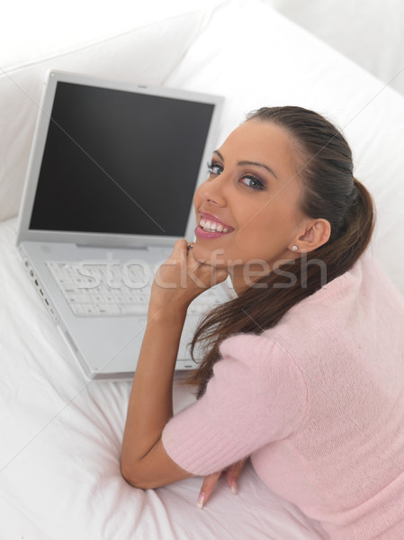 Mädchen Laptop Couch jungen ziemlich Frauen Stock foto © dash