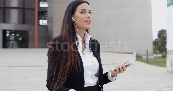 Mulher jovem escuta móvel chamar jovem empresária Foto stock © dash