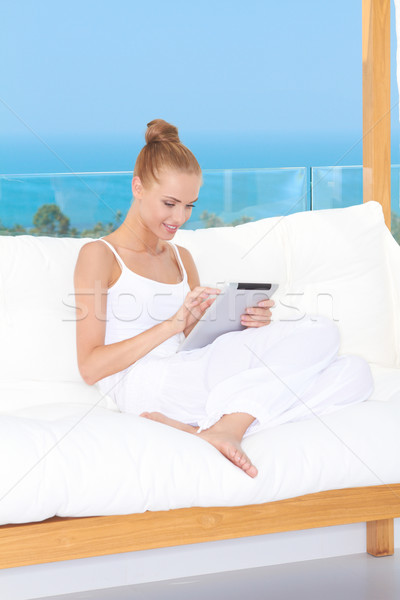 Piękna kobieta touchpad notebooka świeże wysoki kluczowych Zdjęcia stock © dash