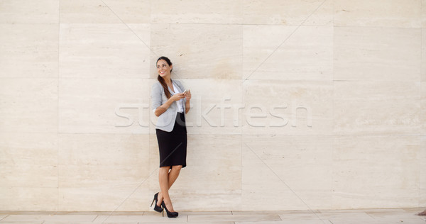 élégant femme d'affaires permanent mur neutre crème [[stock_photo]] © dash