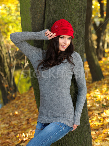 Frumuseţe toamnă femeie frumoasa timp parc sezonul de toamna Imagine de stoc © dash