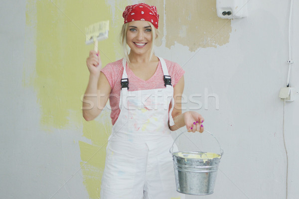 Ravi femme brosse seau de peinture heureux souriant [[stock_photo]] © dash