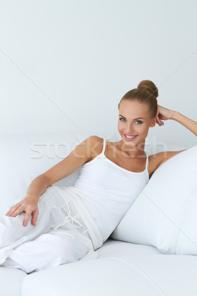Девушка в белье сидит на диване в роскошной студии :: Lenar Abdrakhmanov – Социальная сеть ФотоКто