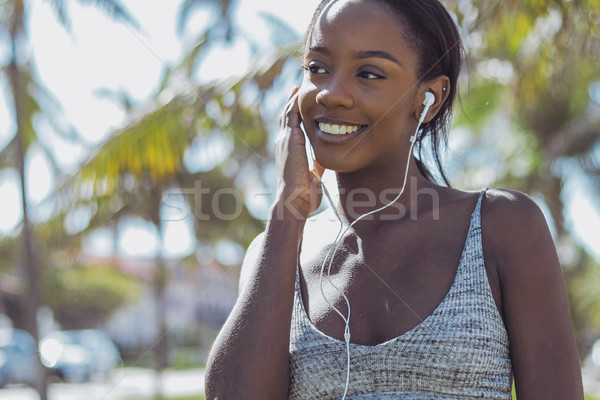 Foto d'archivio: Sorridere · bella · donna · nera · ascoltare · musica · giovani