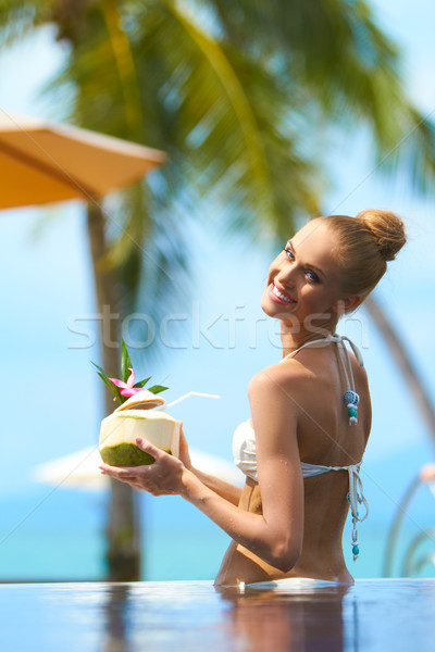 Foto stock: Sorridente · tropical · coquetel · sorrindo · em · pé · cintura