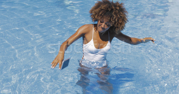 Femeie telefon piscină tineri destul de fată Imagine de stoc © dash