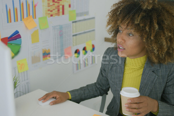 Jonge werknemer koffie stijlvol zakenvrouw Stockfoto © dash