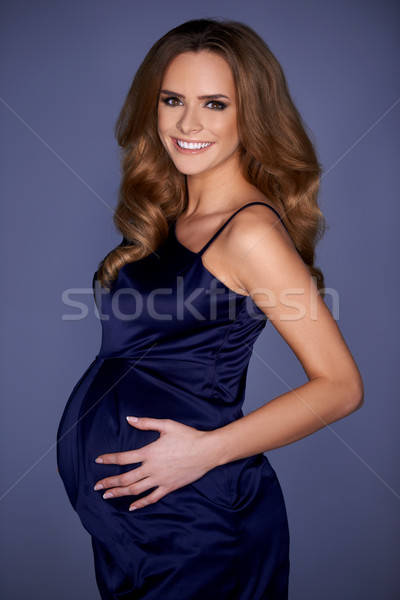 Zwangere vrouw poseren elegante zijdeachtig jurk mooie Stockfoto © dash
