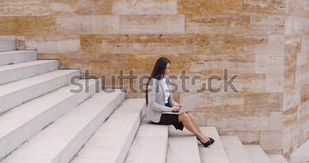 Foto stock: Jóvenes · mujer · de · negocios · escaleras · potable · café · esperanzado