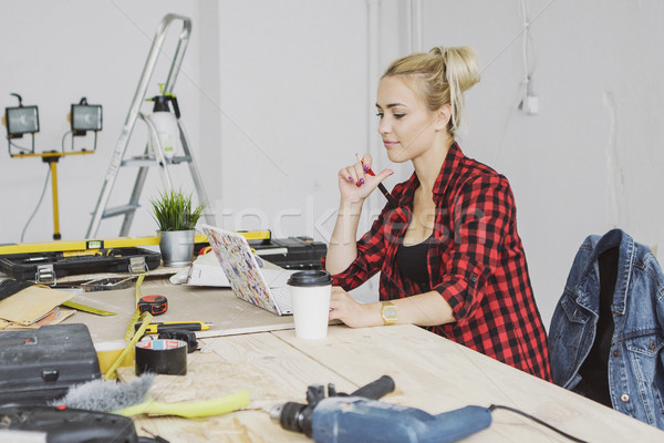 Stockfoto: Vergadering · vrouwelijke · met · behulp · van · laptop · mooie · jonge · vrouw