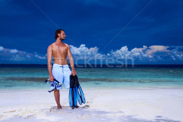Jóképű férfi Maldív-szigetek áll tengerpart tart uszony Stock fotó © dash