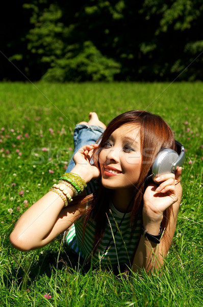 Fată frumos asiatic Căşti Imagine de stoc © dash