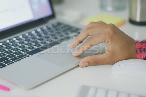 Anonim femeie folosind laptop lucru laptop Imagine de stoc © dash