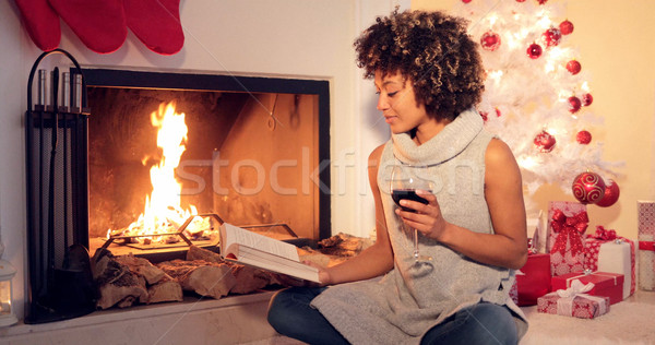 Lettura bere vino rosso fuoco albero di natale Foto d'archivio © dash