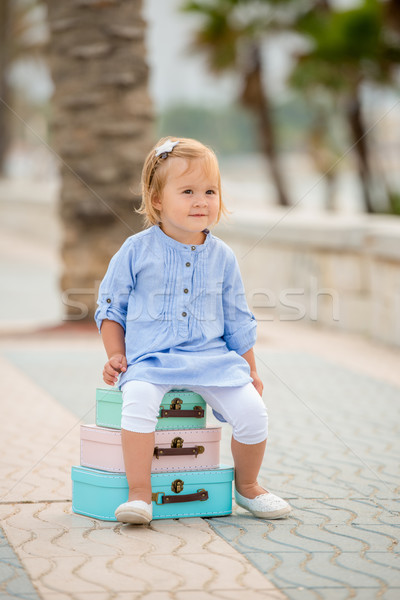 Adorabil fetita vacanta de vara şedinţei trei Imagine de stoc © dash