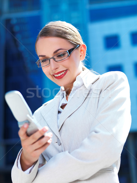Stockfoto: Werken · outdoor · mooie · zakenvrouw · telefoon · modern · gebouw