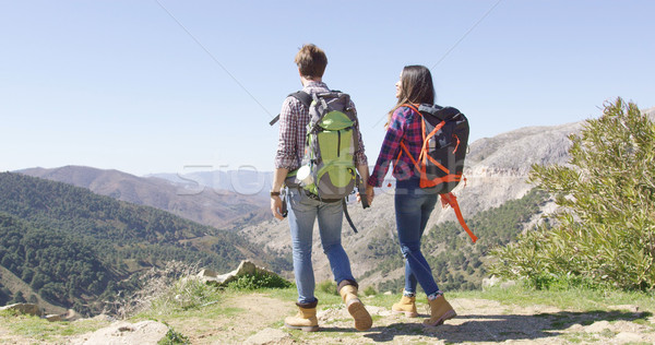 Jóvenes tomados de las manos vista posterior mochila Foto stock © dash