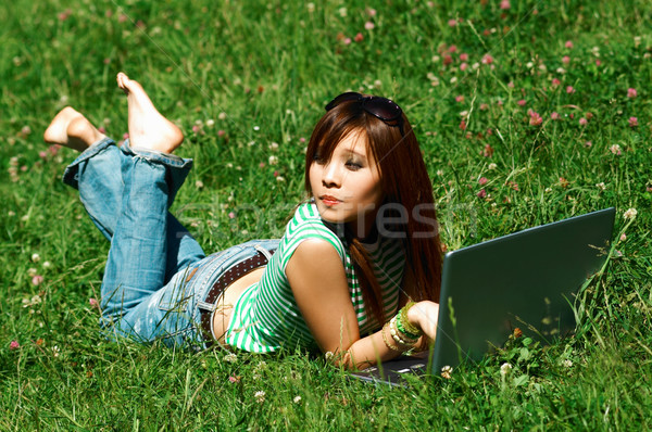 Fată frumos asiatic laptop Imagine de stoc © dash