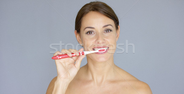 Saine jeune femme nettoyage dents brosse à dents sourires Photo stock © dash