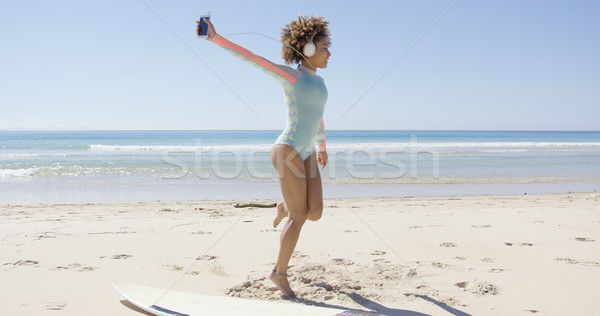 Vrouwelijke luisteren naar muziek strand lichtblauw zwempak Stockfoto © dash