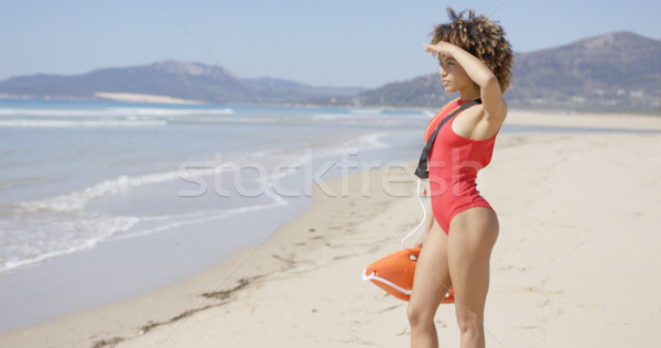 Kadın bakıyor mesafe plaj el alın Stok fotoğraf © dash