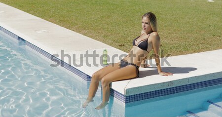 Nina piscina Resort vista posterior étnicas mujer Foto stock © dash