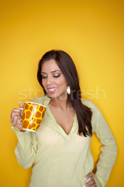 Genç kadın portre yalıtılmış sarı fincan renk Stok fotoğraf © dash