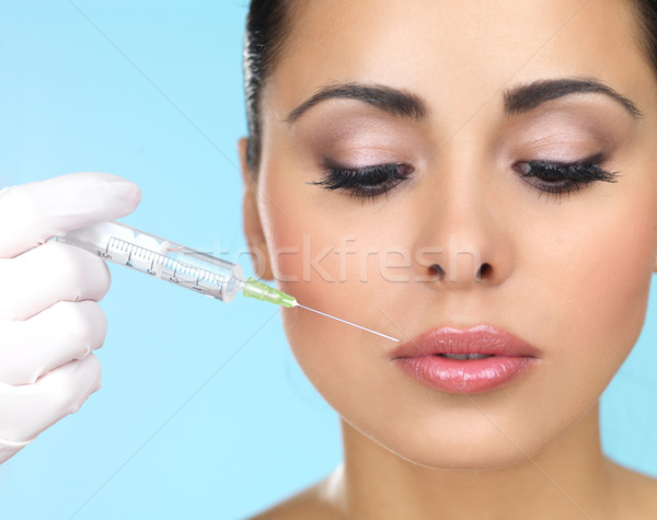 Frumuseţe albastru femeie frumoasa botox-ul injectie faţă medic Imagine de stoc © dash
