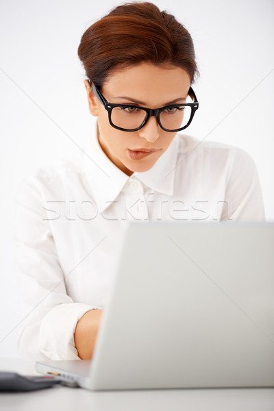 Сток-фото: деловая · женщина · что · губа · ноутбука · экране