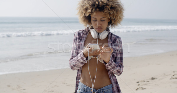 Foto stock: Mujer · sms · playa · auriculares