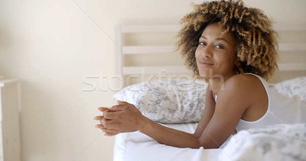 Nő befejezés ágy fiatal afroamerikai mosolyog Stock fotó © dash