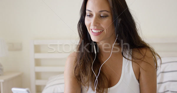 Belo mulher jovem ouvir música armazenamento dispositivo telefone móvel Foto stock © dash