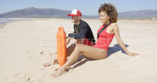 Mannelijke vrouwelijke vergadering strand glimlachend redding Stockfoto © dash