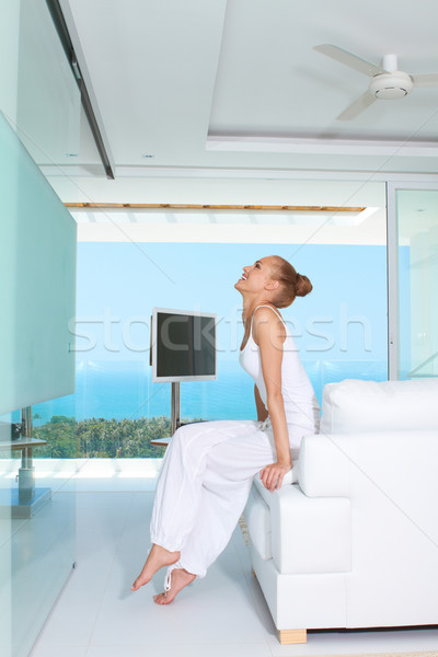 Grazioso donna bianco seduta a piedi nudi bordo Foto d'archivio © dash