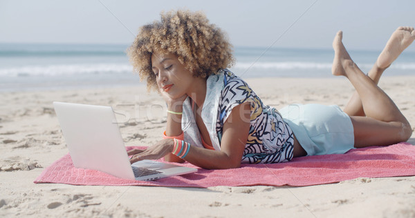 женщину пляж морем компьютер девушки Сток-фото © dash