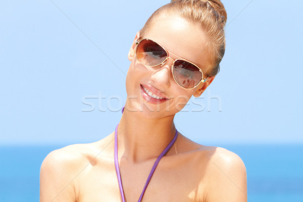 Pretty woman plajă ochelari de soare destul de femeie Imagine de stoc © dash